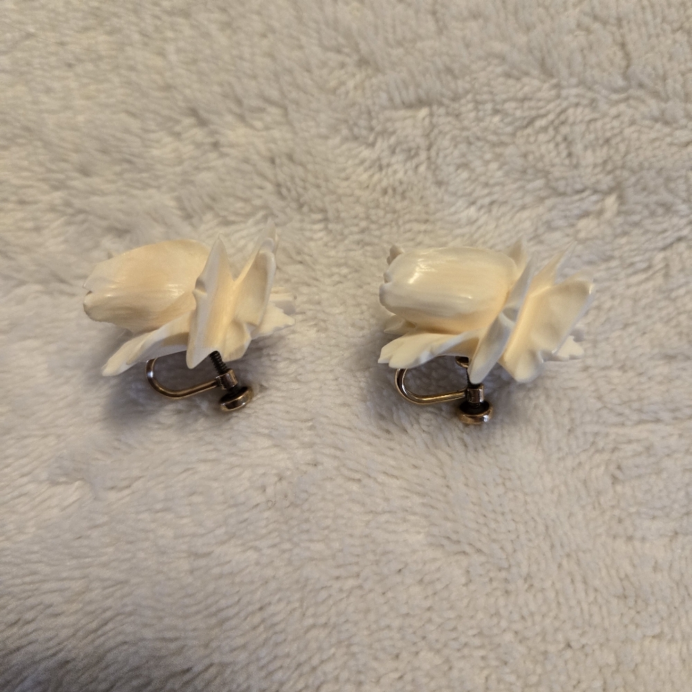 Vintage WRE Cream Carved Rose Screw Back Earrings 12K Gold Filled - Picture 5 of 7